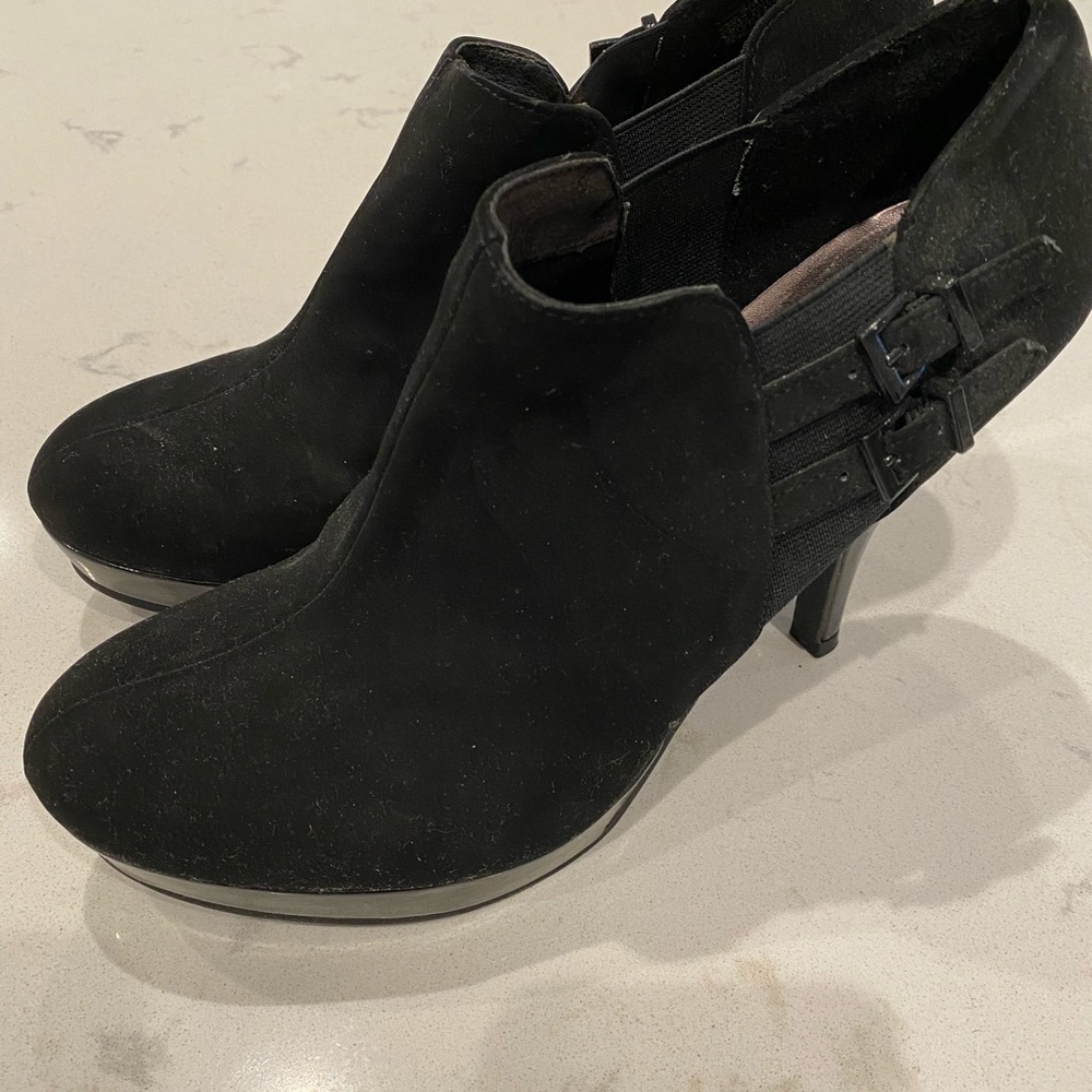 Inlisted black booties with buckle detail